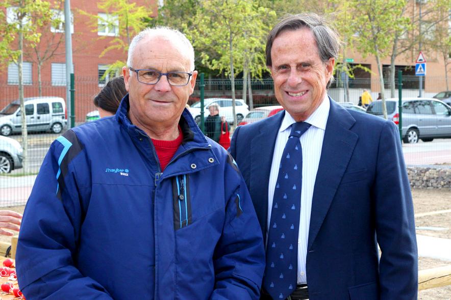 Alcalde Ignacio de Vinuesa, haciendo entrega de las llaves al beneficiario. 2019