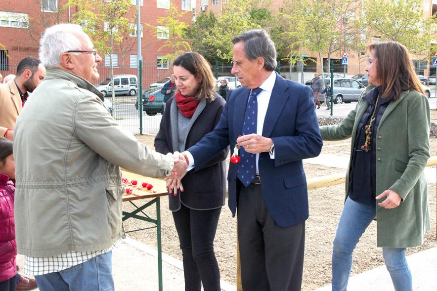 Alcalde Ignacio de Vinuesa, concejalas Paloma Cano Suarez, María José Ortiz, haciendo entrega de las llaves al beneficiario. 2019