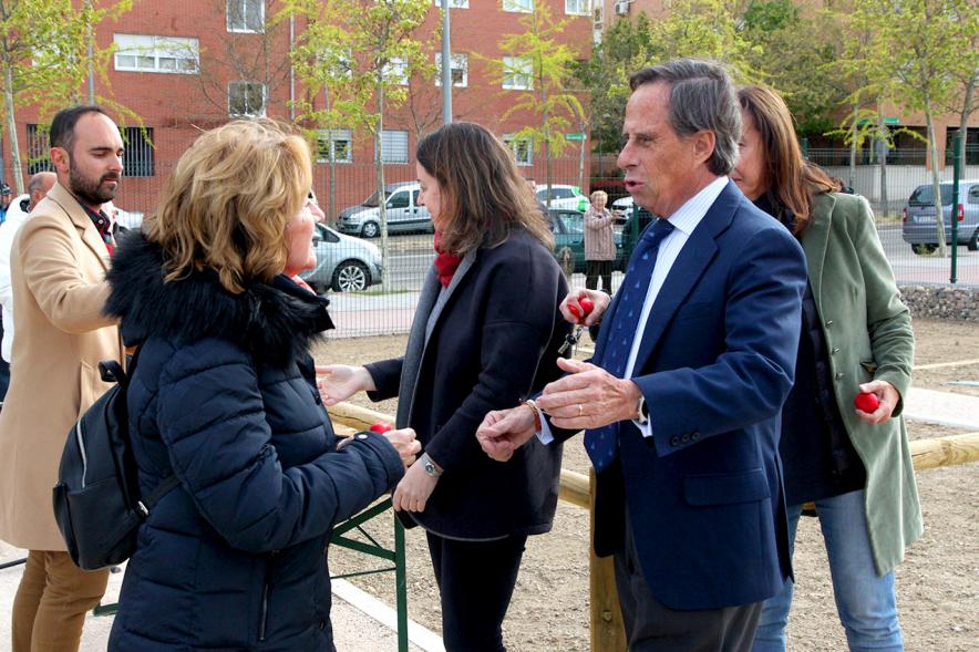 Alcalde Ignacio de Vinuesa, concejalas Paloma Cano Suarez, María José Ortiz, haciendo entrega de las llaves al beneficiario. 2019
