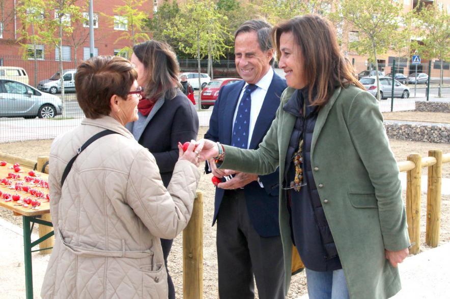 Alcalde Ignacio de Vinuesa, concejalas Paloma Cano Suarez, María José Ortiz, haciendo entrega de las llaves al beneficiario. 2019