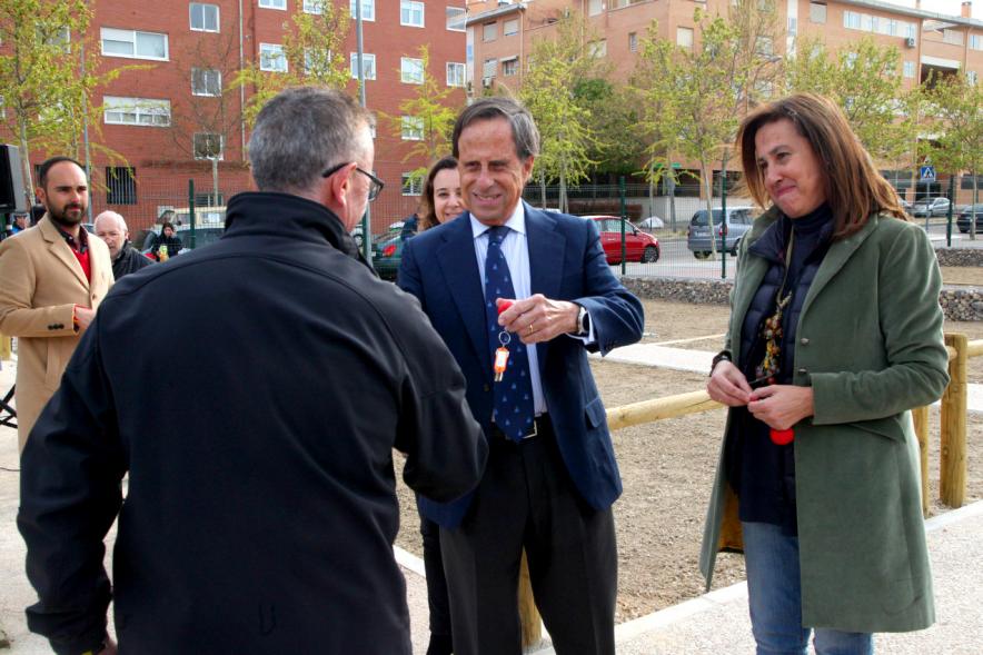 Alcalde Ignacio de Vinuesa, concejalas Paloma Cano Suarez, María José Ortiz, haciendo entrega de las llaves al beneficiario. 2019