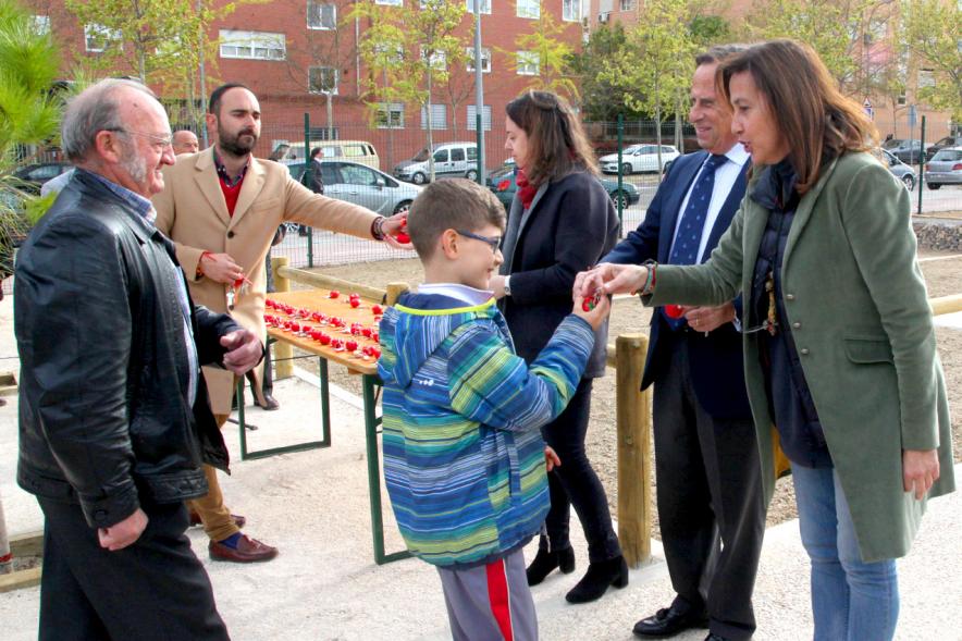 Alcalde Ignacio de Vinuesa, concejalas Paloma Cano Suarez, María José Ortiz, haciendo entrega de las llaves al beneficiario. 2019