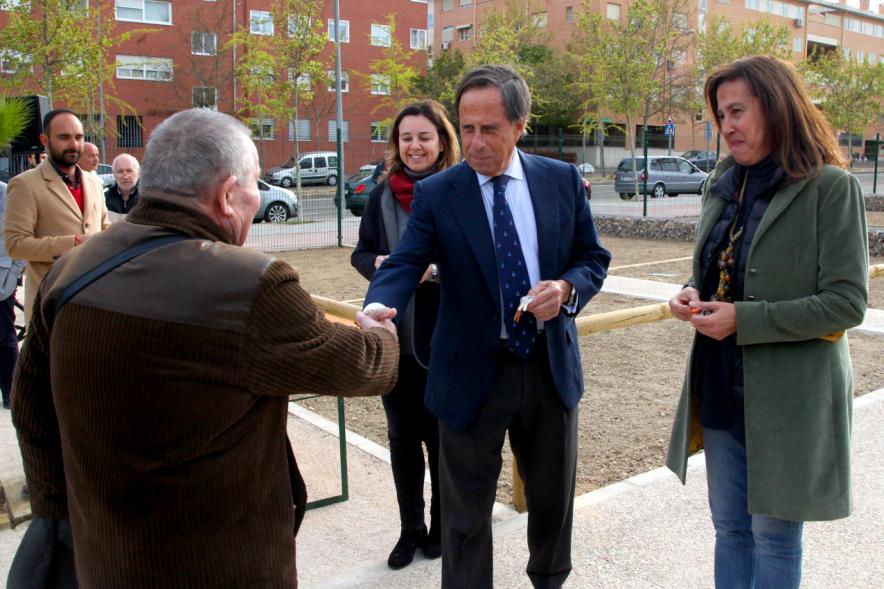 Alcalde Ignacio de Vinuesa, concejalas Paloma Cano Suarez, María José Ortiz, haciendo entrega de las llaves al beneficiario. 2019