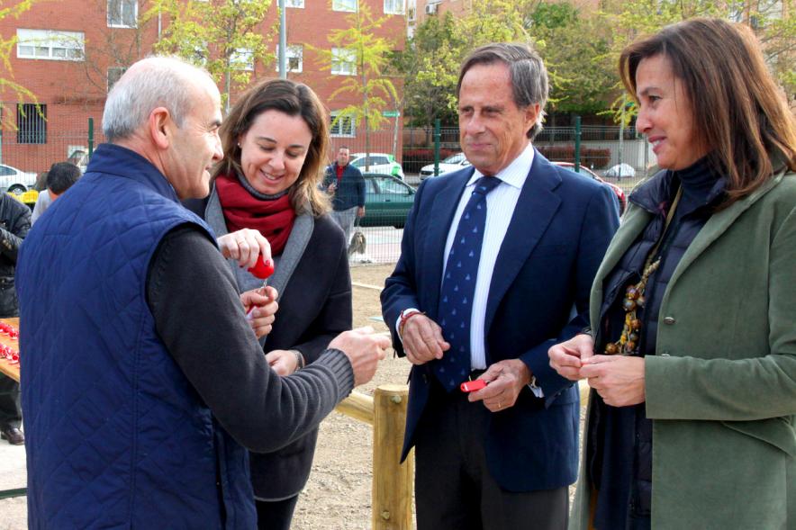 Alcalde Ignacio de Vinuesa, concejalas Paloma Cano Suarez, María José Ortiz, haciendo entrega de las llaves al beneficiario. 2019