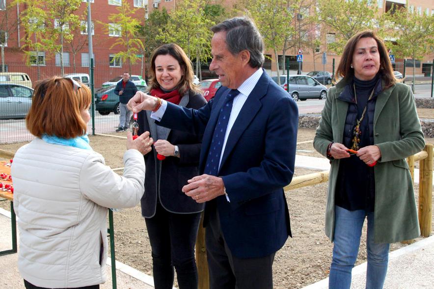 Alcalde Ignacio de Vinuesa, concejalas Paloma Cano Suarez, María José Ortiz, haciendo entrega de las llaves al beneficiario. 2019