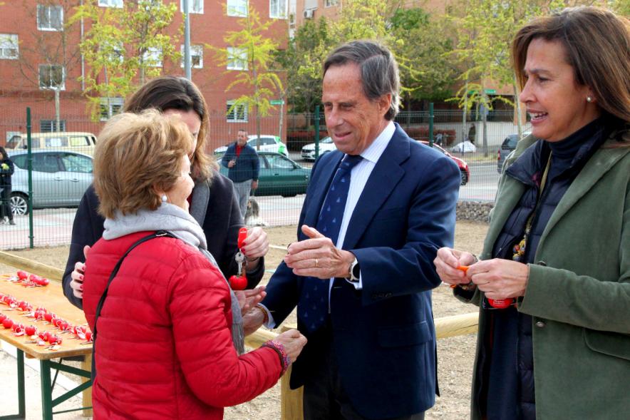 Alcalde Ignacio de Vinuesa, concejalas Paloma Cano Suarez, María José Ortiz, haciendo entrega de las llaves al beneficiario. 2019