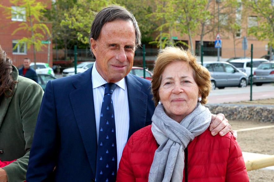 Alcalde Ignacio de Vinuesa y beneficiaria  en la entrega de las llaves  2019