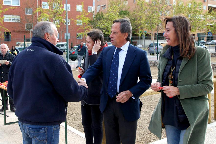 Alcalde Ignacio de Vinuesa, concejalas Paloma Cano Suarez, María José Ortiz, haciendo entrega de las llaves al beneficiario. 2019
