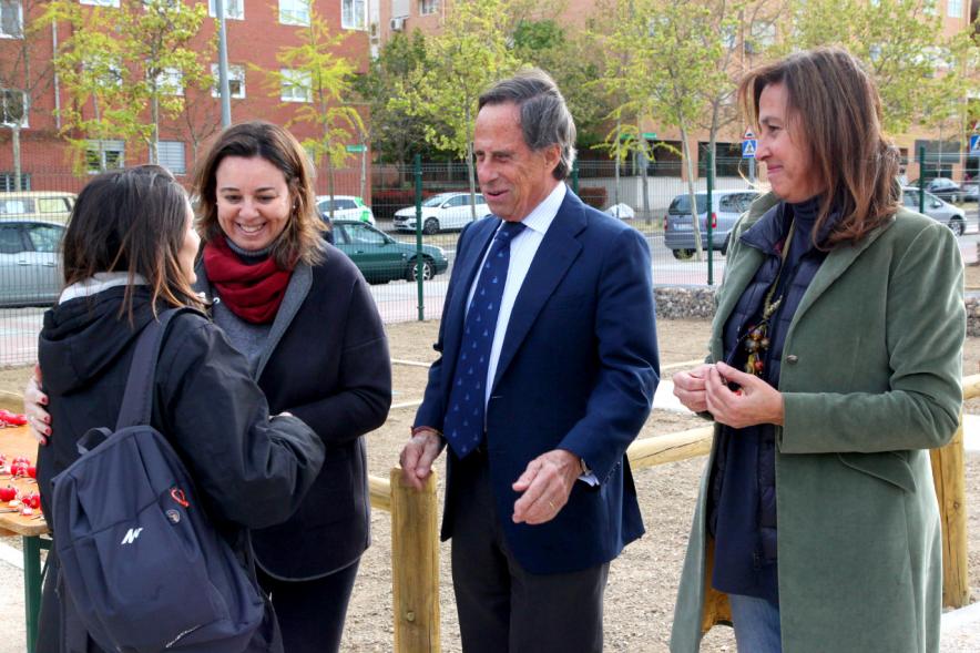 Alcalde Ignacio de Vinuesa, concejalas Paloma Cano Suarez, María José Ortiz, haciendo entrega de las llaves al beneficiario. 2019