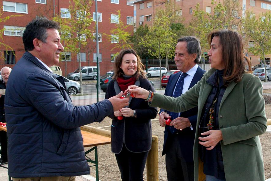 Alcalde Ignacio de Vinuesa, concejalas Paloma Cano Suarez, María José Ortiz, haciendo entrega de las llaves al beneficiario. 2019
