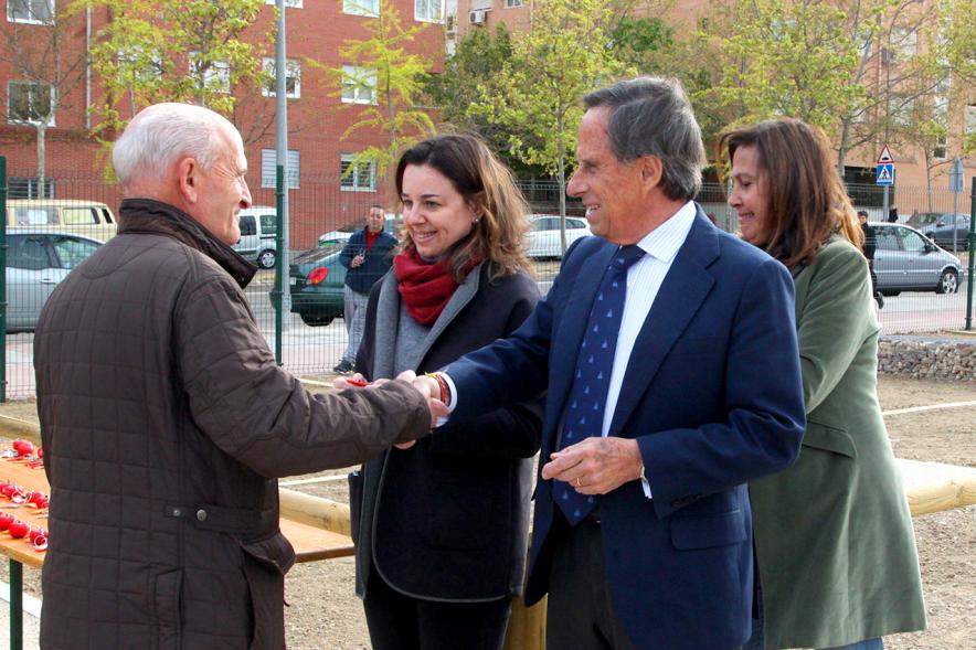 , María José Ortiz, haciendo entrega de las llaves al beneficiario. 2019