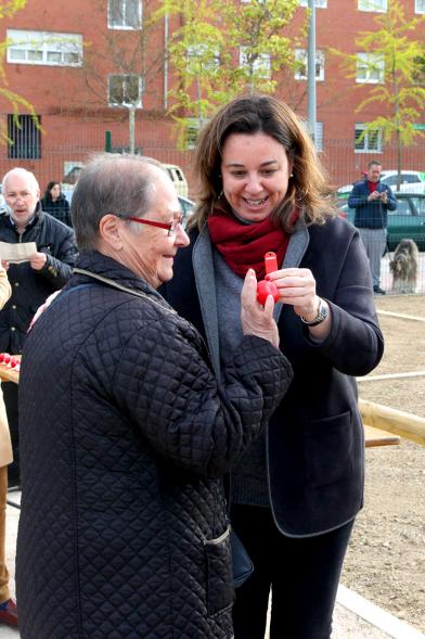 Concejala María José Ortiz, haciendo entrega de las llaves al beneficiario. 2019