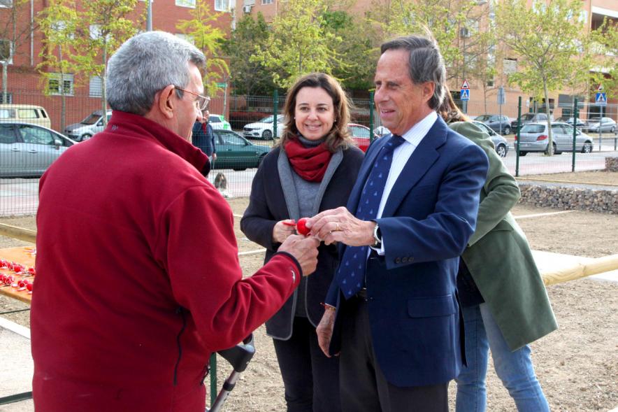 Alcalde Ignacio de Vinuesa, concejalas Paloma Cano Suarez, María José Ortiz, haciendo entrega de las llaves al beneficiario. 2019
