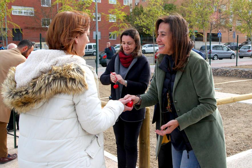  Concejalas Paloma Cano Suarez, María José Ortiz, haciendo entrega de las llaves al beneficiario. 2019
