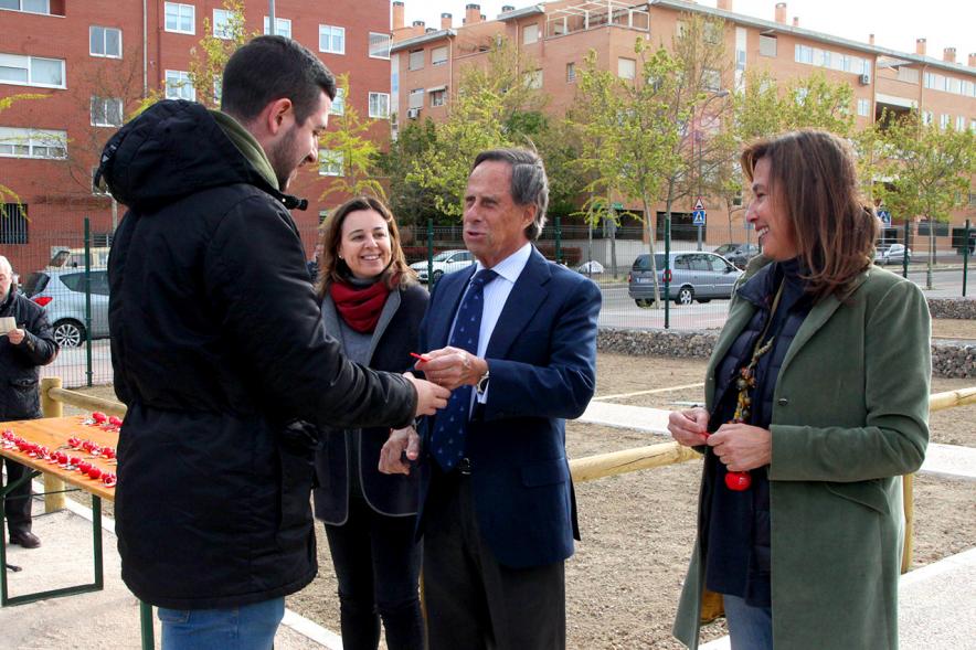 Alcalde Ignacio de Vinuesa, concejalas Paloma Cano Suarez, María José Ortiz, haciendo entrega de las llaves al beneficiario. 2019