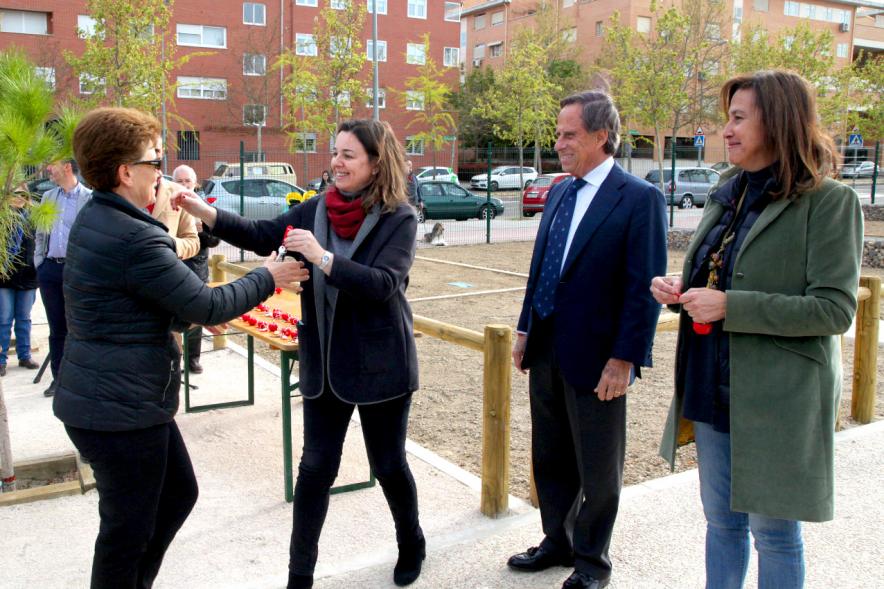 , María José Ortiz, haciendo entrega de las llaves al beneficiario. 2019