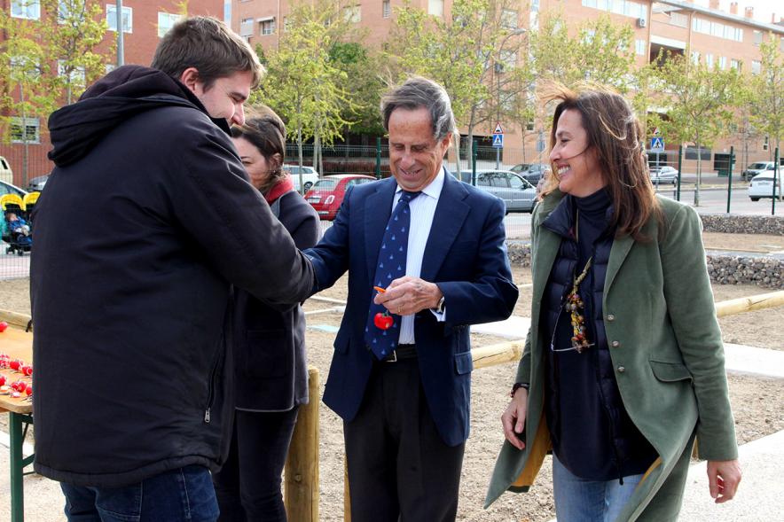 Alcalde Ignacio de Vinuesa, concejalas Paloma Cano Suarez, María José Ortiz, haciendo entrega de las llaves al beneficiario. 2019