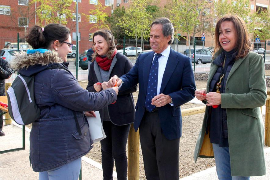 Alcalde Ignacio de Vinuesa, concejalas Paloma Cano Suarez, María José Ortiz, haciendo entrega de las llaves al beneficiario. 2019