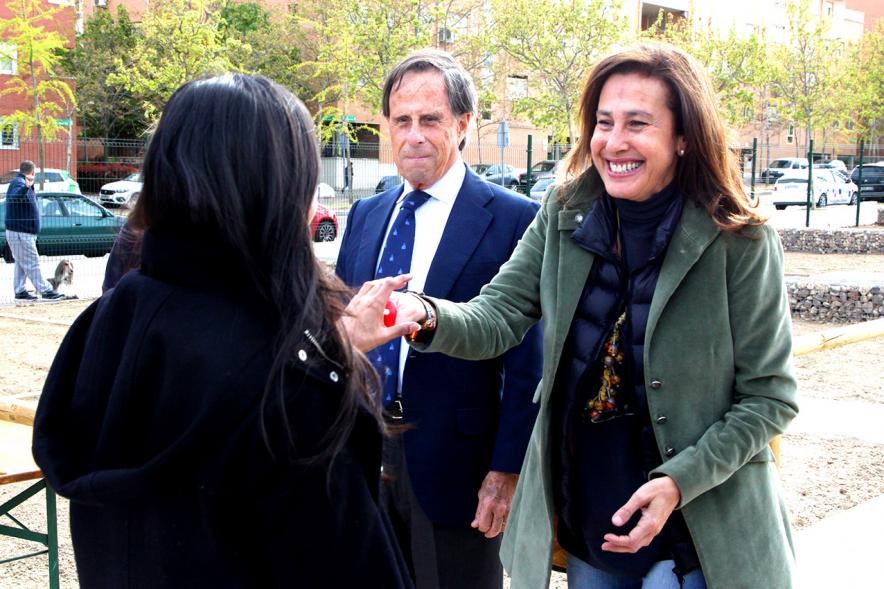 Alcalde Ignacio de Vinuesa, concejalas Paloma Cano Suarez, haciendo entrega de las llaves al beneficiario. 2019