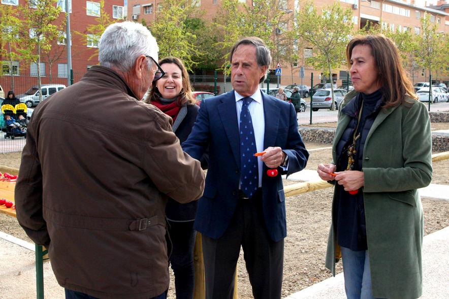 Alcalde Ignacio de Vinuesa, concejalas Paloma Cano Suarez, María José Ortiz, haciendo entrega de las llaves al beneficiario. 2019