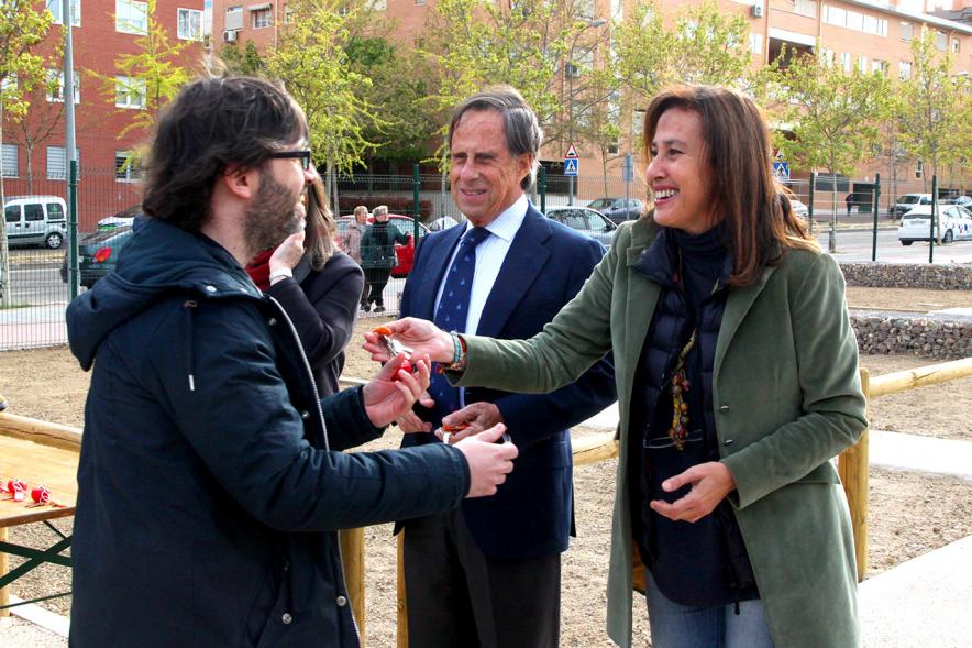 Alcalde Ignacio de Vinuesa, concejalas Paloma Cano Suarez, María José Ortiz, haciendo entrega de las llaves al beneficiario. 2019