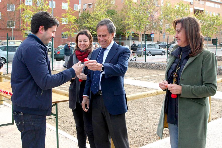 Alcalde Ignacio de Vinuesa, concejalas Paloma Cano Suarez, María José Ortiz, haciendo entrega de las llaves al beneficiario. 2019