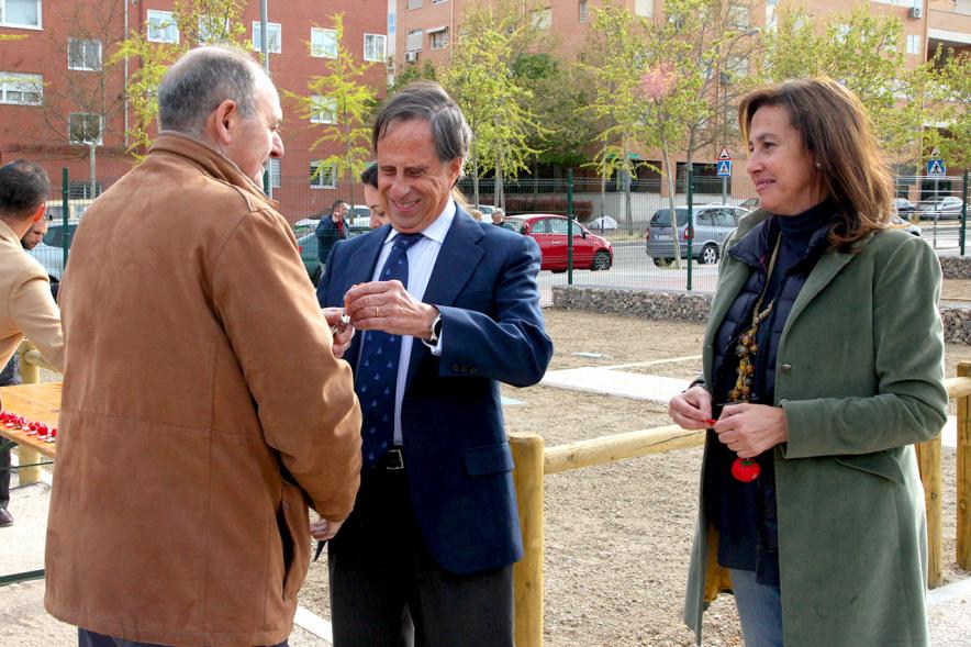 Alcalde Ignacio de Vinuesa, concejalas Paloma Cano Suarez, María José Ortiz, haciendo entrega de las llaves al beneficiario. 2019