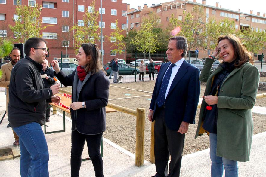 Alcalde Ignacio de Vinuesa, concejalas Paloma Cano Suarez, María José Ortiz, haciendo entrega de las llaves al beneficiario. 2019