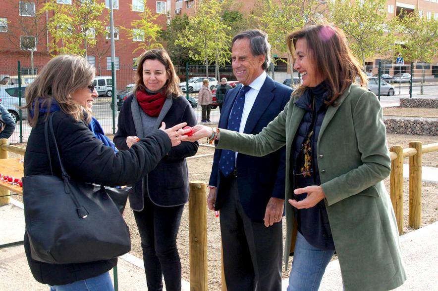 Alcalde Ignacio de Vinuesa, concejalas Paloma Cano Suarez, María José Ortiz, haciendo entrega de las llaves al beneficiario. 2019