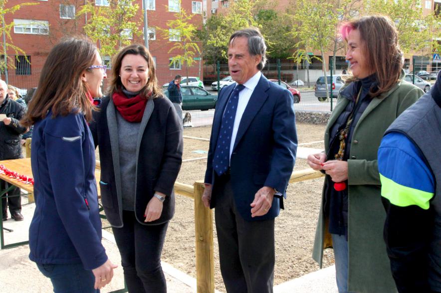 Alcalde Ignacio de Vinuesa, concejalas Paloma Cano Suarez, María José Ortiz, haciendo entrega de las llaves al beneficiario. 2019