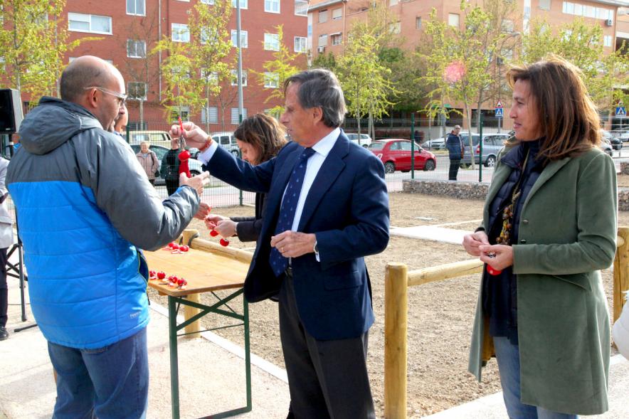 Alcalde Ignacio de Vinuesa, concejalas Paloma Cano Suarez, María José Ortiz, haciendo entrega de las llaves al beneficiario. 2019
