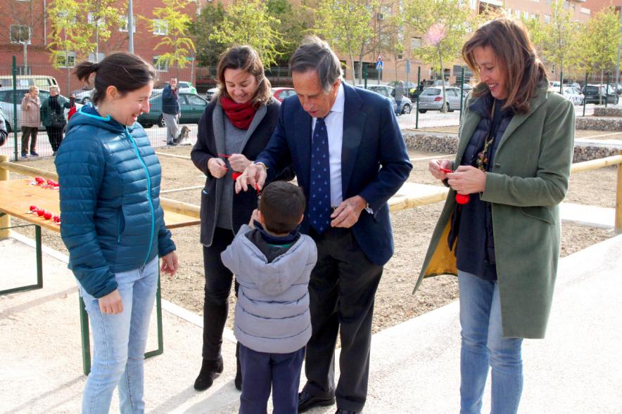 Alcalde Ignacio de Vinuesa, concejalas Paloma Cano Suarez, María José Ortiz, haciendo entrega de las llaves al beneficiario. 2019
