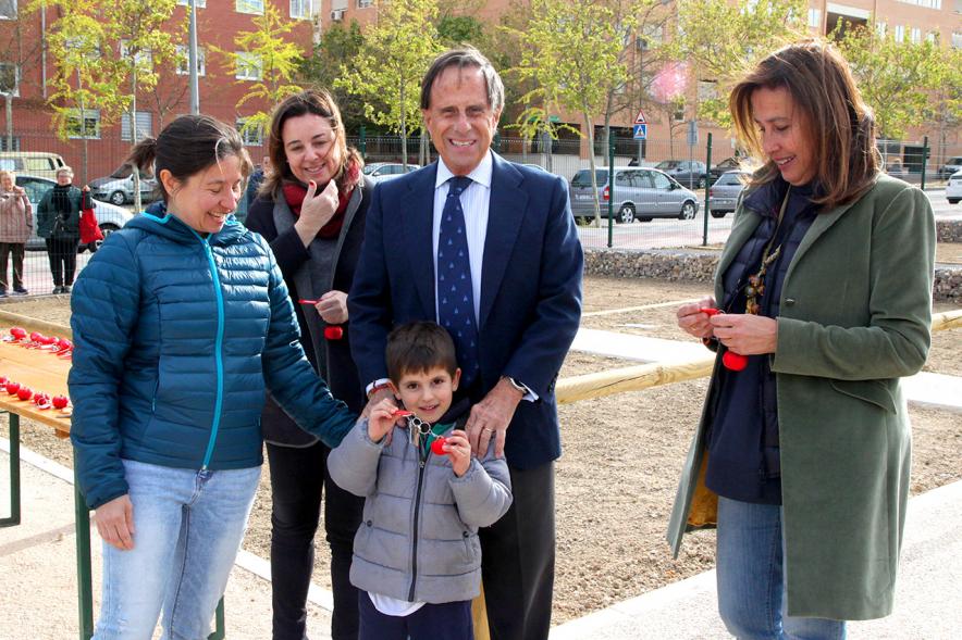 Alcalde Ignacio de Vinuesa, concejalas Paloma Cano Suarez, María José Ortiz, haciendo entrega de las llaves al beneficiario. 2019