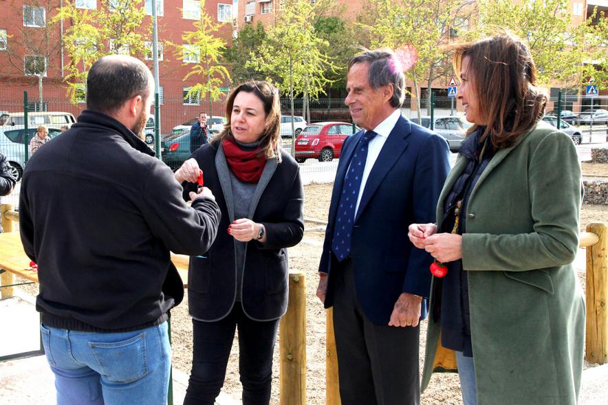 Alcalde Ignacio de Vinuesa, concejalas Paloma Cano Suarez, María José Ortiz, haciendo entrega de las llaves al beneficiario. 2019