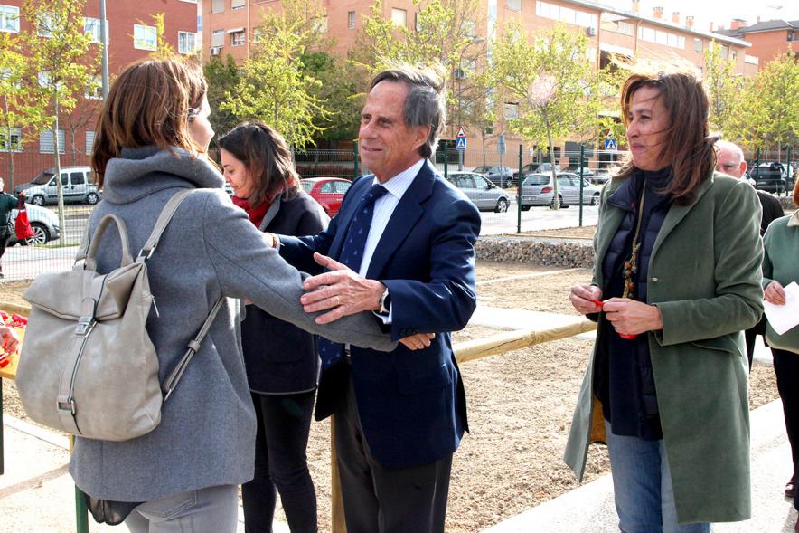 Alcalde Ignacio de Vinuesa, concejalas Paloma Cano Suarez, María José Ortiz, haciendo entrega de las llaves al beneficiario. 2019