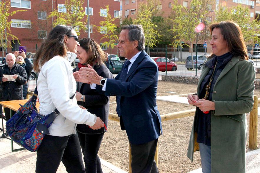 Alcalde Ignacio de Vinuesa, concejalas Paloma Cano Suarez, María José Ortiz, haciendo entrega de las llaves al beneficiario. 2019