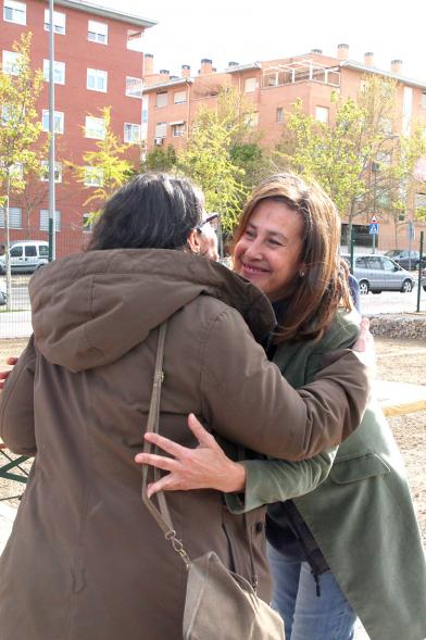 Concejala Paloma Cano Suarez felicitando a una beneficiaria-2019