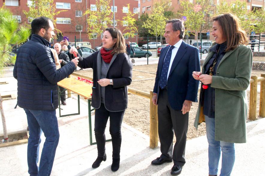 Alcalde Ignacio de Vinuesa, concejalas Paloma Cano Suarez, María José Ortiz, haciendo entrega de las llaves al beneficiario. 2019