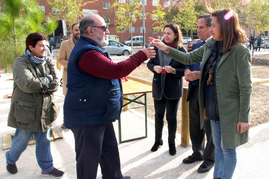 Alcalde Ignacio de Vinuesa, concejalas Paloma Cano Suarez, María José Ortiz, haciendo entrega de las llaves al beneficiario. 2019