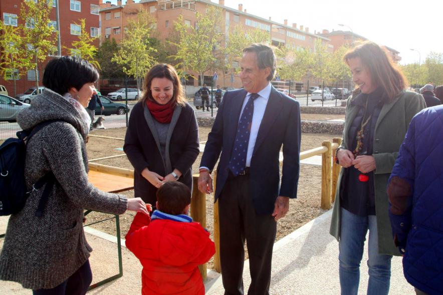 Alcalde Ignacio de Vinuesa, concejalas Paloma Cano Suarez, María José Ortiz, haciendo entrega de las llaves al beneficiario. 2019