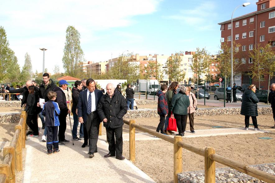 Alcalde de Vinuesa paseando por la zona de los huertos con participantes al evento. 2019