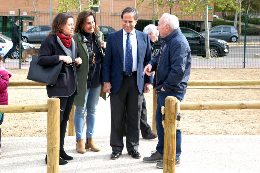 Alcalde de Vinuesa y concejalas hablando con un vecino asistente al evento. 2019