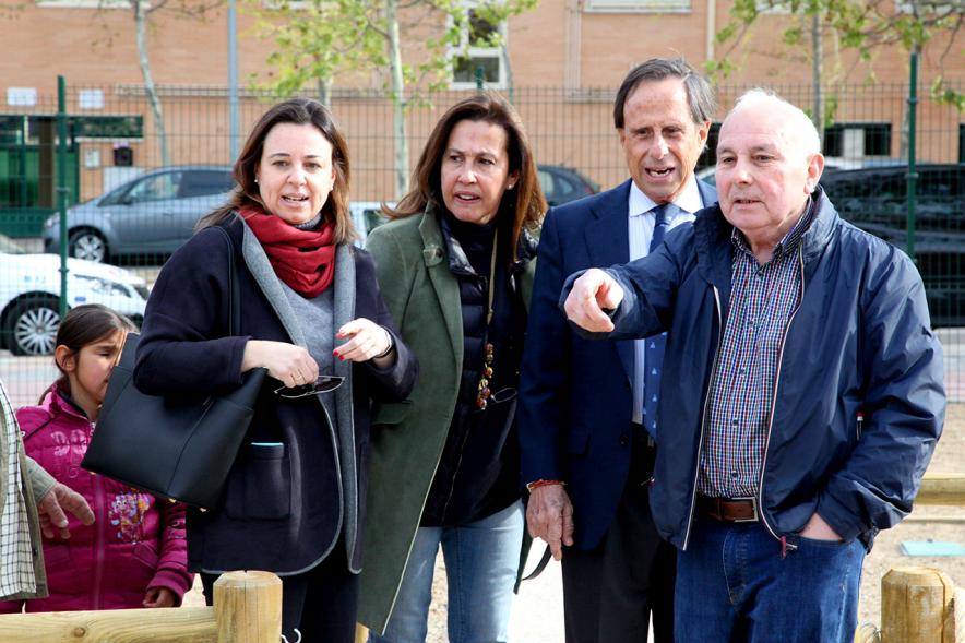 Alcalde Ignacio de Vinuesa, concejalas Paloma Cano Suarez, María José Ortiz, haciendo entrega de las llaves al beneficiario. 2019
