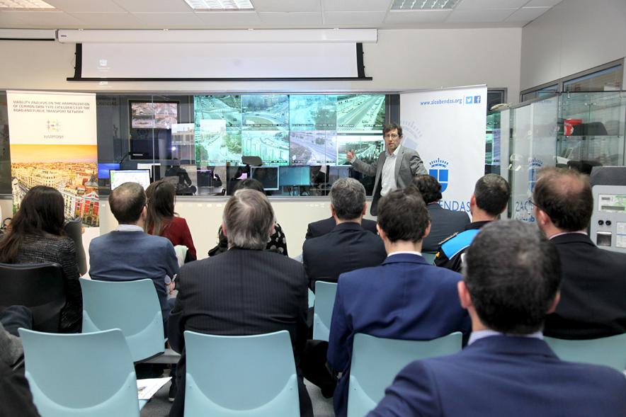 Presentación Proyecto Harmony - Imagen de la sala y el concejal.