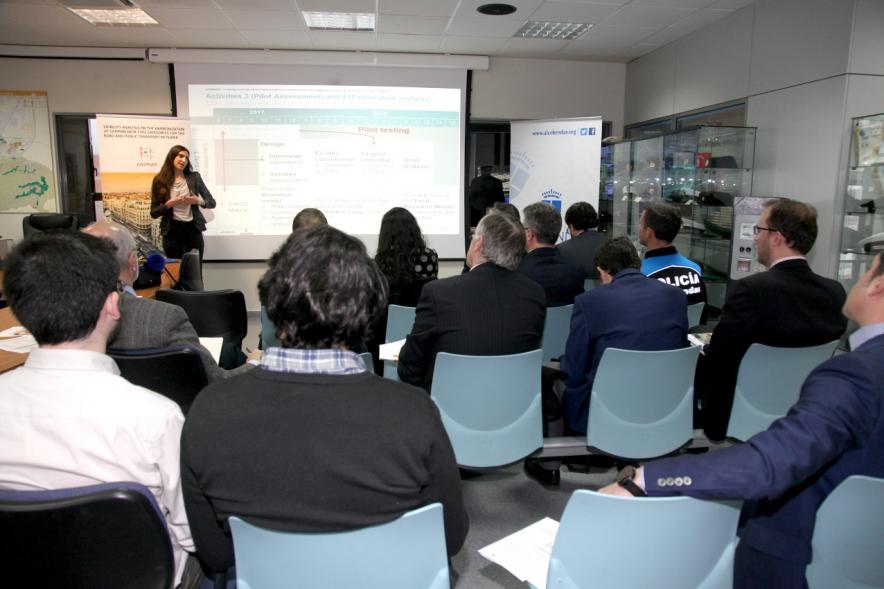 Presentación Proyecto Harmony - Imagen lateral de los participantes y la ponente.
