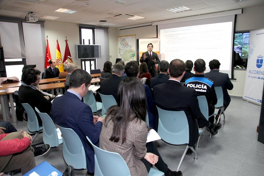 Presentación Proyecto Harmony -  Imagen lateral de los participantes y la ponente.