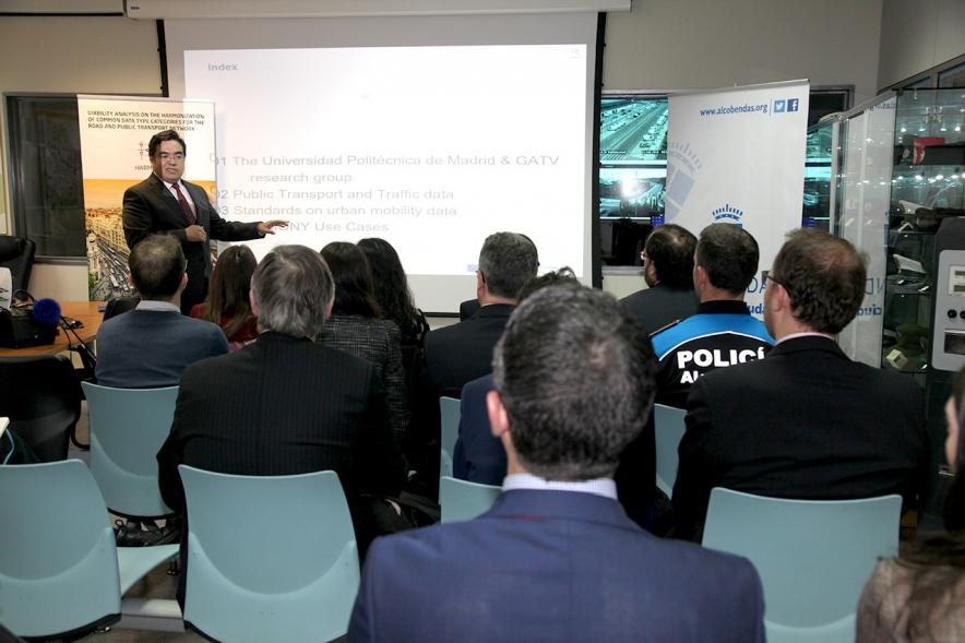 Presentación Proyecto Harmony -  Imagen lateral de los participantes y  el  ponente.