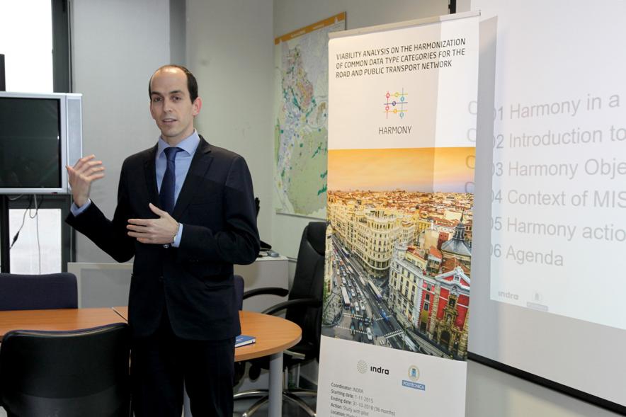 Presentación Proyecto Harmony - Primer plano de un ponente.