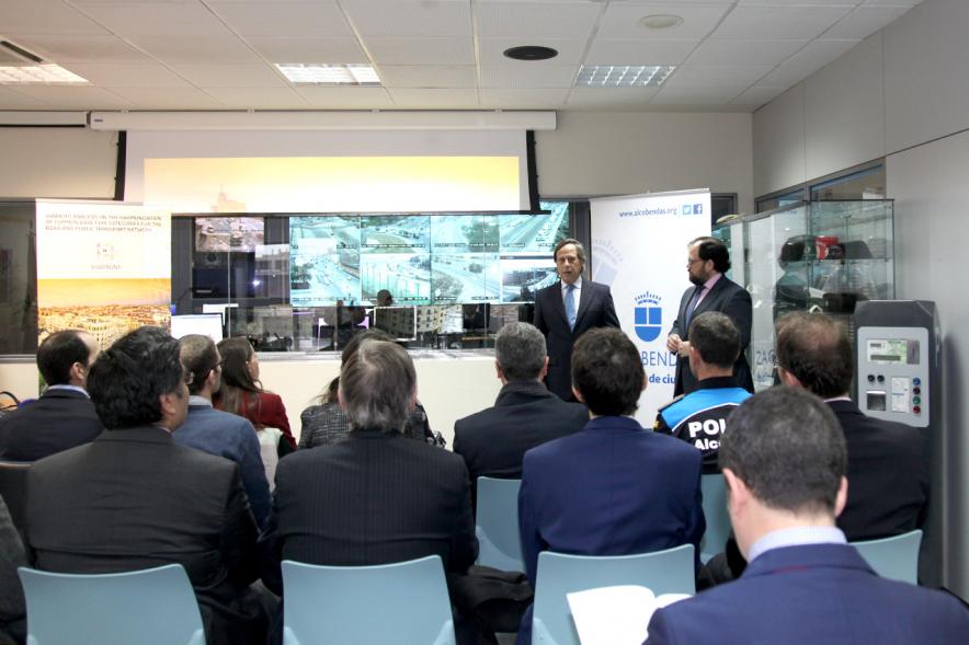 Presentación Proyecto Harmony - Imagen del alcalde y los asistentes.