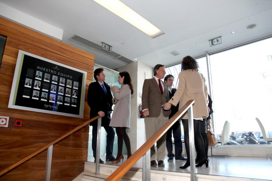 Delegación charlando durante la visita 